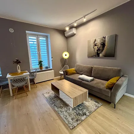 Targowa L6 Apartment *