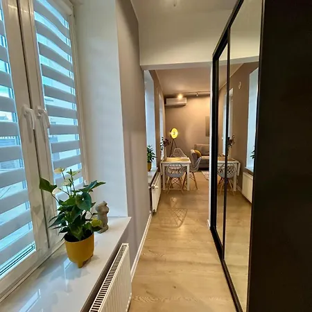 Apartment Targowa L6 *